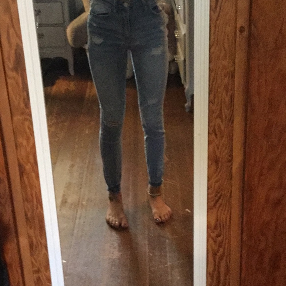 High waisted jeans.